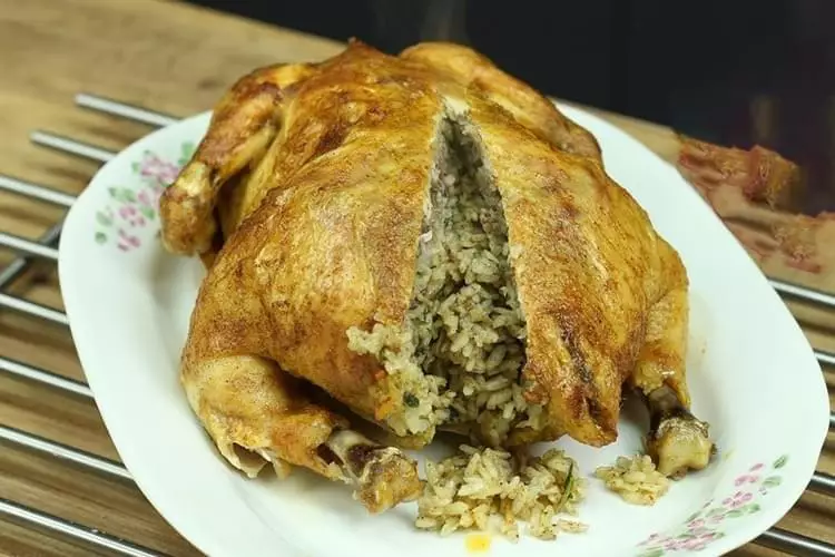 Sura dolması, İzmir’in tercih edilen et yemeklerinden birisidir. Kuzu kaburgasından veya tavuktan yapılabilen sura dolması, içine baharatlı pilav konularak çelik tencere de pişirilir.