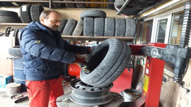 15 yıldır görmeden lastik tamir ediyor
