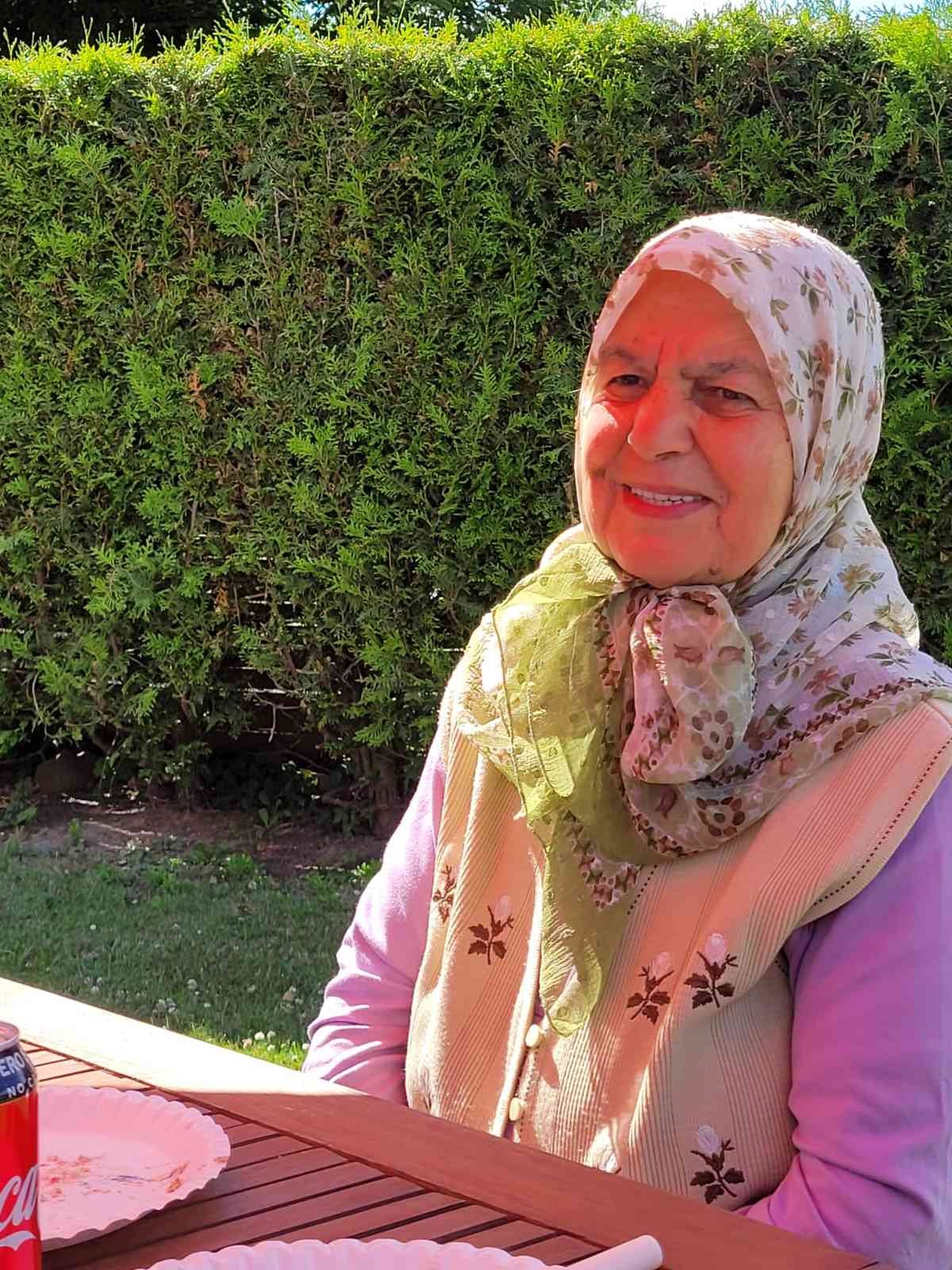 Köpeklerin parçaladığı yaşlı kadın toprağa verildi
