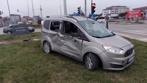 Kamyonet kavşakta hafif ticari araca çarptı: 1 yaralı