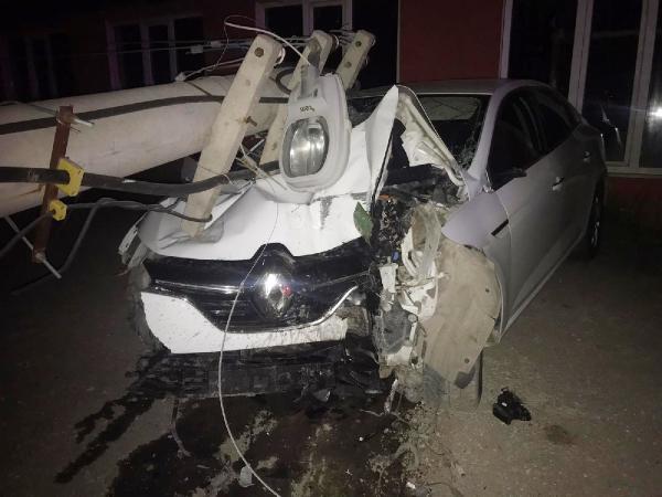 Gurbetçi gençlerin otomobiline elektrik direği devrildi: 1 ölü, 1 yaralı