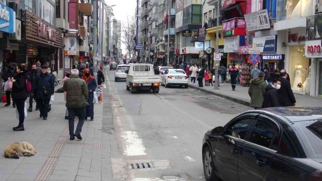 Açık havada maske zorunluluğu kalktı, vatandaşlar tedbiri elden bırakmadı