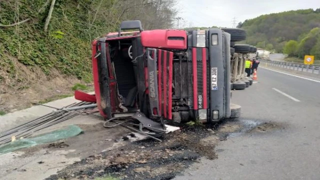 Devrilen TIR’dan fırlayan şoför öldü