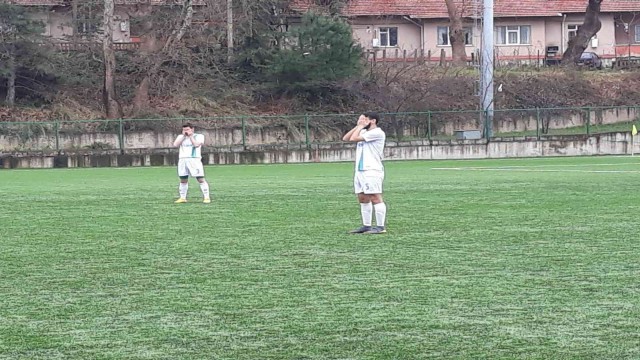 Hakeme tepki olarak bir dakika gözlerini kapattılar