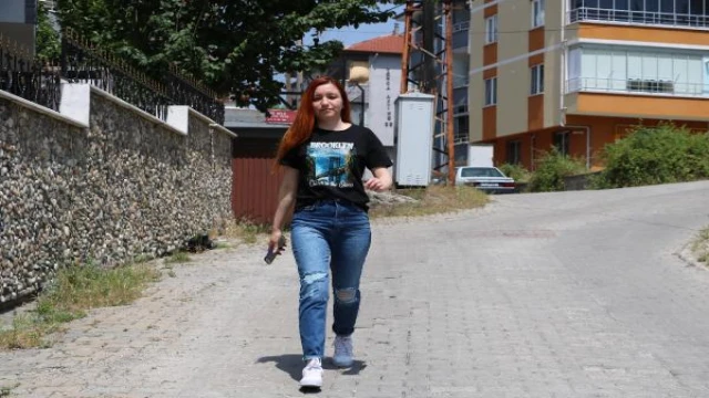 Hasret, evine giderken köpeklerin saldırısında yaralandı