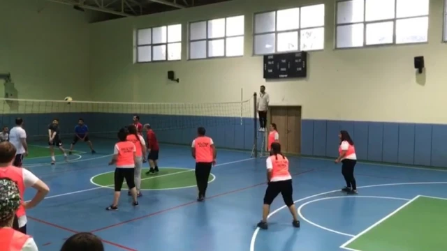 Voleybol turnuvasında ter döktüler