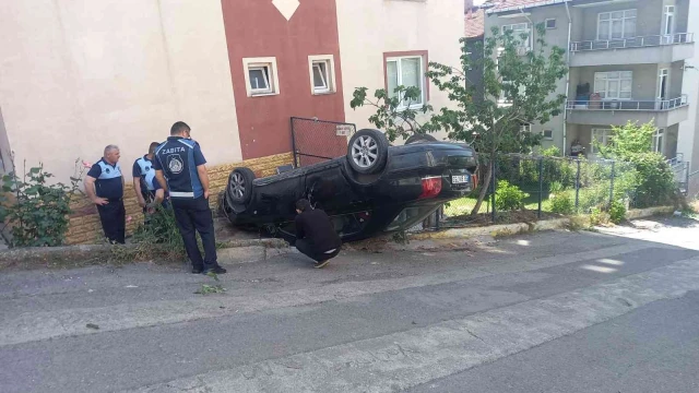 Yoldan çıkan otomobil devrildi: 3 yaralı