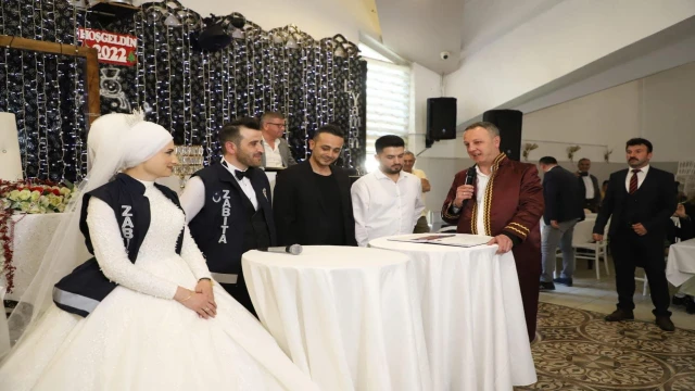 Zabıta yeleği ile nikahlarını kıydılar