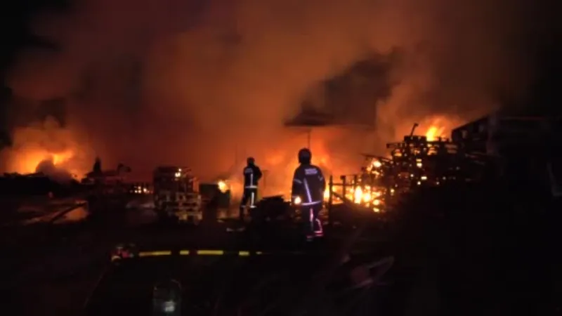 Bursa’da palet fabrikasında korkutan yangın