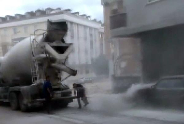 Avcılar'da otomobildeki yangın beton mikserinden su sıkılarak söndürüldü