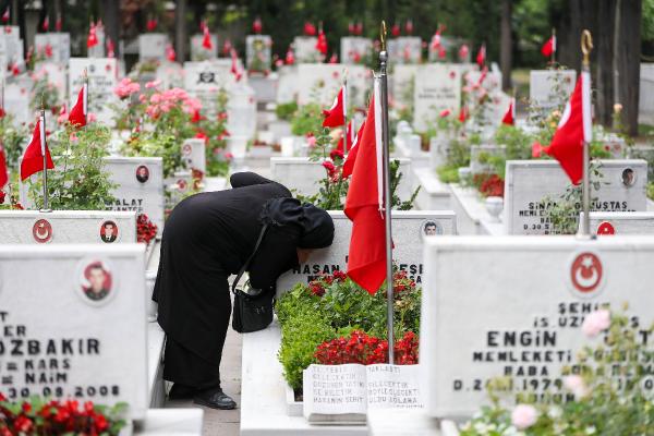 Edirnekapı Şehitliği'nde bayram arifesi