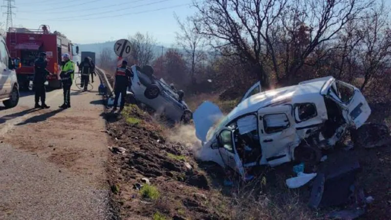 Bursa'da kaza: Araçtan fırlayan 5 yaşındaki Azra ile birlikte 4 yaralı