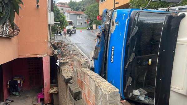 Üsküdar’da kamyon devrildi