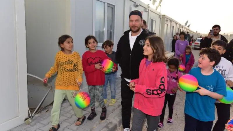 Şarkıcı Sinan Akçıl, depremzede çocuklarla bir araya geldi