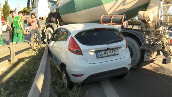 Kartal'da beton mikseri otomobili bariyere sıkıştırdı