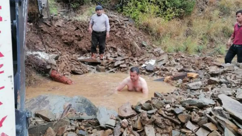 İş makinesinin açamadığı atık su borusunu, mahalle muhtarı elleriyle açtı