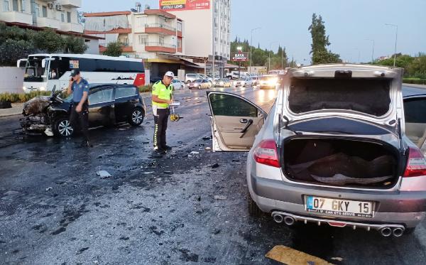 Antalya'da otomobiller çarpıştı; baba öldü, polis oğlu yaralı