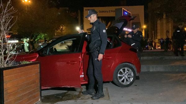 Kadıköy’de polisin dur ihtarına uymayan otomobilden ruhsatsız tabanca ve uyuşturucu çıktı