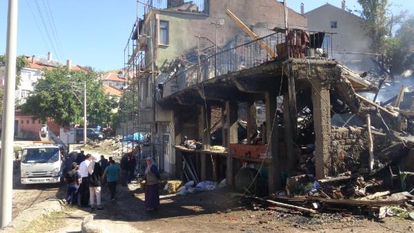 Afyonkarahisar'da köy yangınının hasarı, gündüz görüntülendi 