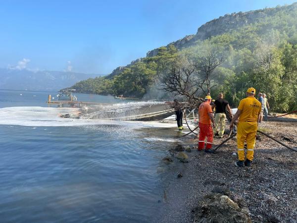 Marmaris'te sürat teknesi alev alev yandı 