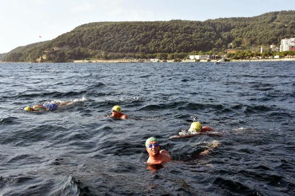 İstanbul’dan sonra Çanakkale Boğazı’nı da kolsuz yüzerek geçti