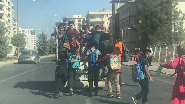 Öğrencilerin kamyonet kasasında tehlikeli yolculuğu kamerada