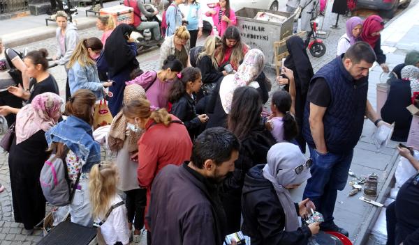 Avcılar'da yangın çıkan züccaciyedeki ürünler, indirimle kapışıldı