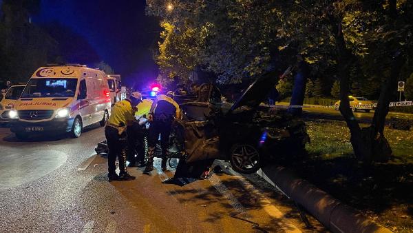 Sürücüsünün kontrolünden çıkan otomobil, park halindeki kamyona çarptı: 2'si ağır 5 yaralı