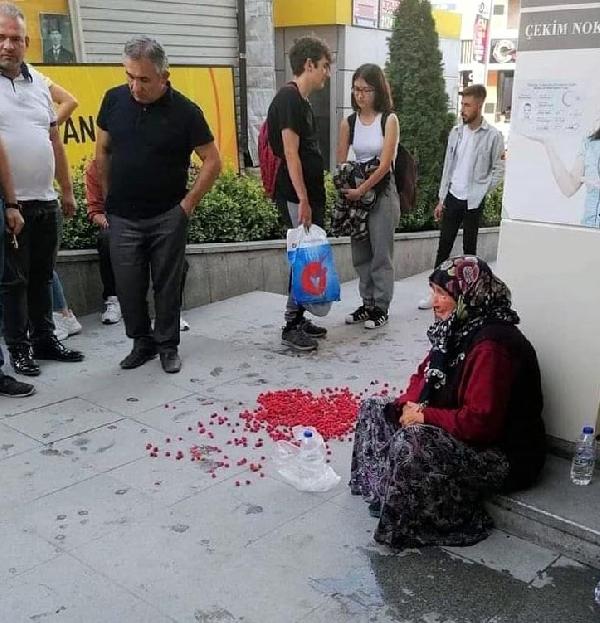 Zabıta işlem yaparken, meyveleri dökülünce ağladı