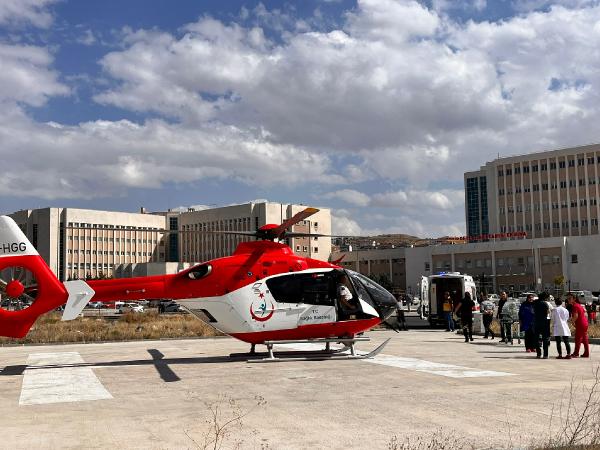 5,5 aylık ve 750 gram doğan bebeğe ambulans helikopterle sevk