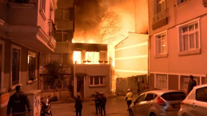 Beyoğlu'nda metruk binada başlayan yangın 5 binaya sıçradı