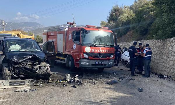 Antalya'da minibüs ile otomobil çarpıştı