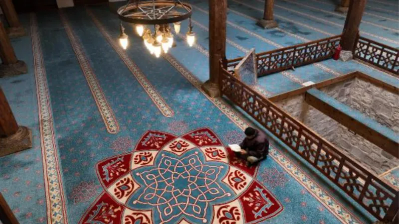 Tarihi camideki ahşap sütunlar, içerdeki 'karlık' sayesinde ayakta kalmış