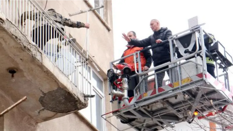 Polisi görünce atladığı alt katın balkonunda mahsur kalınca yakalandı