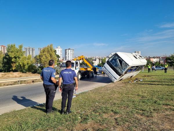 Adana'da işçi servisi devrildi: 2'si ağır 16 yaralı