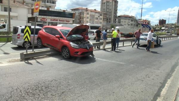 Pendik'te otomobiliyle bariyere çıktı