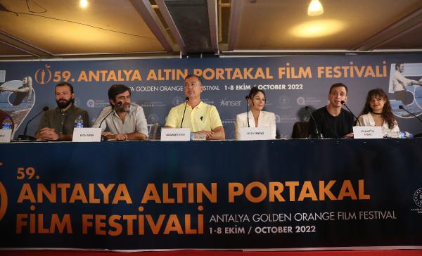 Dünya prömiyeri Cannes'da, Türkiye prömiyeri Altın Portakal'da