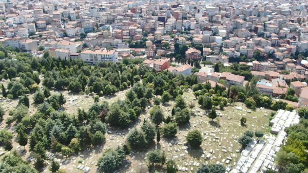 Hasköy Yahudi Mezarlığı'nda mezar taşlarını kırdılar