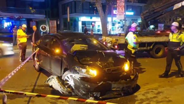 Kadıköy'de yolcu alan taksiye otomobil çarptı: 2 yaralı