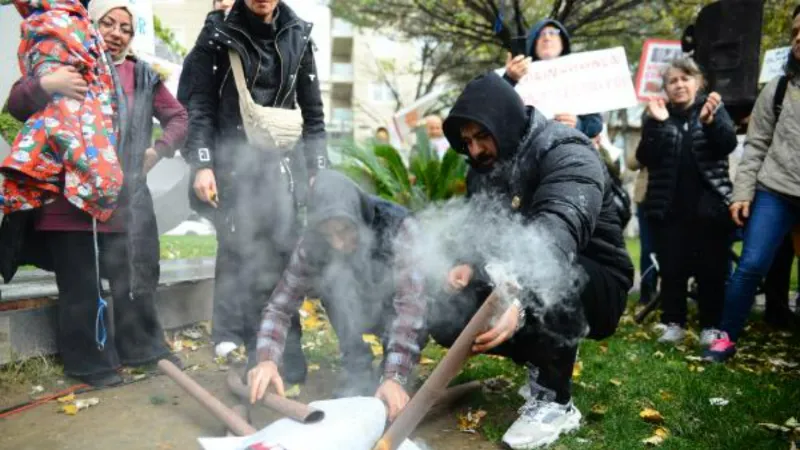 Hayvanlara şiddeti temsili kürek yakarak protesto ettiler