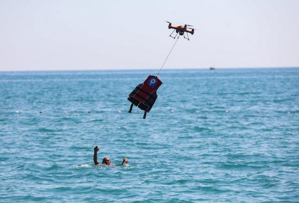 Boğulma tehlikesi geçirene 'cankurtaran dron' ile müdahale