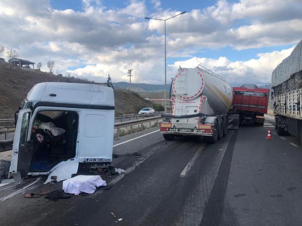 Kamyona çarpan TIR’ın kupası, yol ortasına düştü