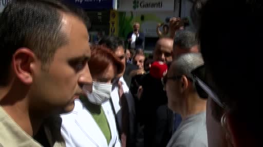 Meral Akşener vatandaşa bağırdı, korumalar zor kullanarak uzaklaştırdı