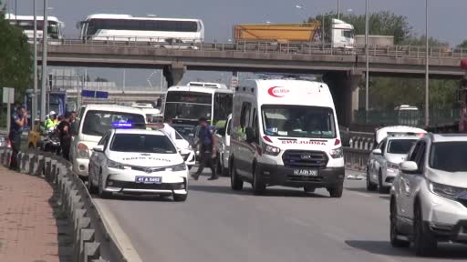 Kamyonetten yola düşen mermerler trafik polisini yaraladı