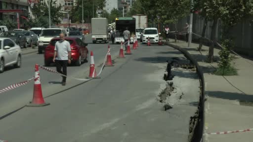 Küçükçekmece’de inşaatın temel kazısı sırasında yol çöktü