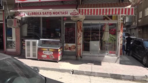 Müşterilerin korkulu rüyası marketçi... Gelen vatandaşlara bıçak ve yumrukla saldırıyor