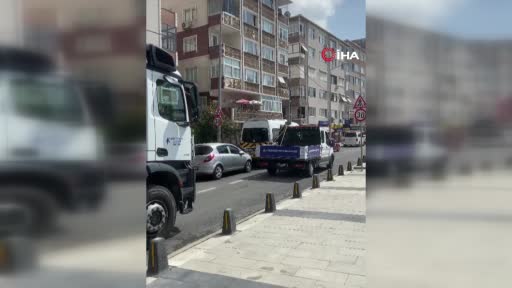 Sağanak yağış nedeniyle pazarın içindeki yol çöktü, esnaf zor anlar yaşadı