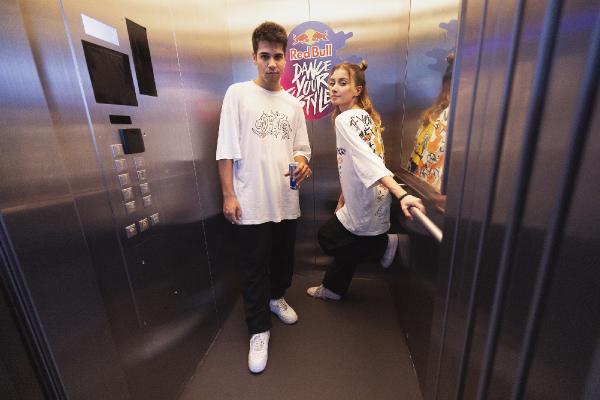 Elevator Moves yayında