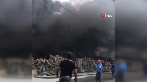 Fabrika bahçesinde yangın, ekipler müdahale ediyor