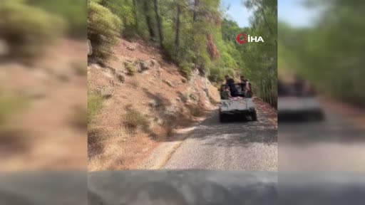 Turistleri taşıyan safari cip böyle devrildi